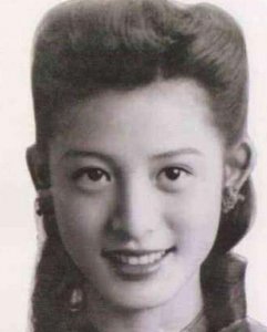 ​旧电影中一小丫鬟，生前没有名气，70年后照片被爆出，网友：太美