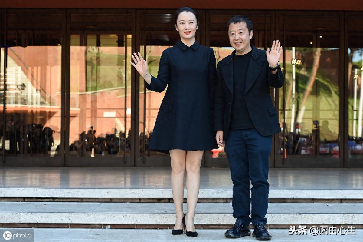 罗马电影节，导演贾樟柯携漂亮妻子亮相，夫妻俩优雅招手尽显风采