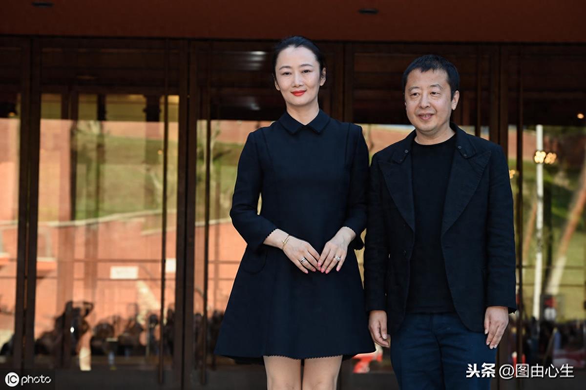 罗马电影节，导演贾樟柯携漂亮妻子亮相，夫妻俩优雅招手尽显风采