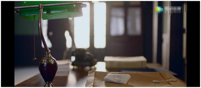 《秋蝉》香江身份暴露,叶冲用来提醒战友的白手绢被谁拿走了?