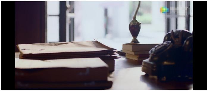 《秋蝉》香江身份暴露,叶冲用来提醒战友的白手绢被谁拿走了?