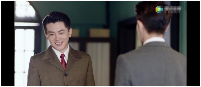 《秋蝉》香江身份暴露,叶冲用来提醒战友的白手绢被谁拿走了?