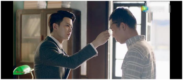 《秋蝉》香江身份暴露,叶冲用来提醒战友的白手绢被谁拿走了?