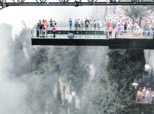 世界上最长的玻璃走廊，人在半空中行走，创下吉尼斯世界纪录