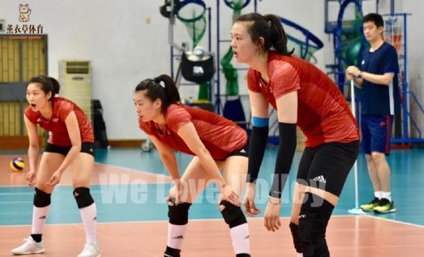 《中国女排》大电影敲定!郎平携手2爱徒现身,9字透露心中期待