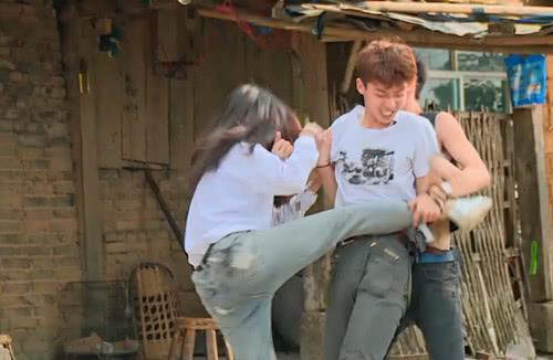 《变形计》最怂城市富二代,吵架比谁都厉害,打架却躲在女人身后