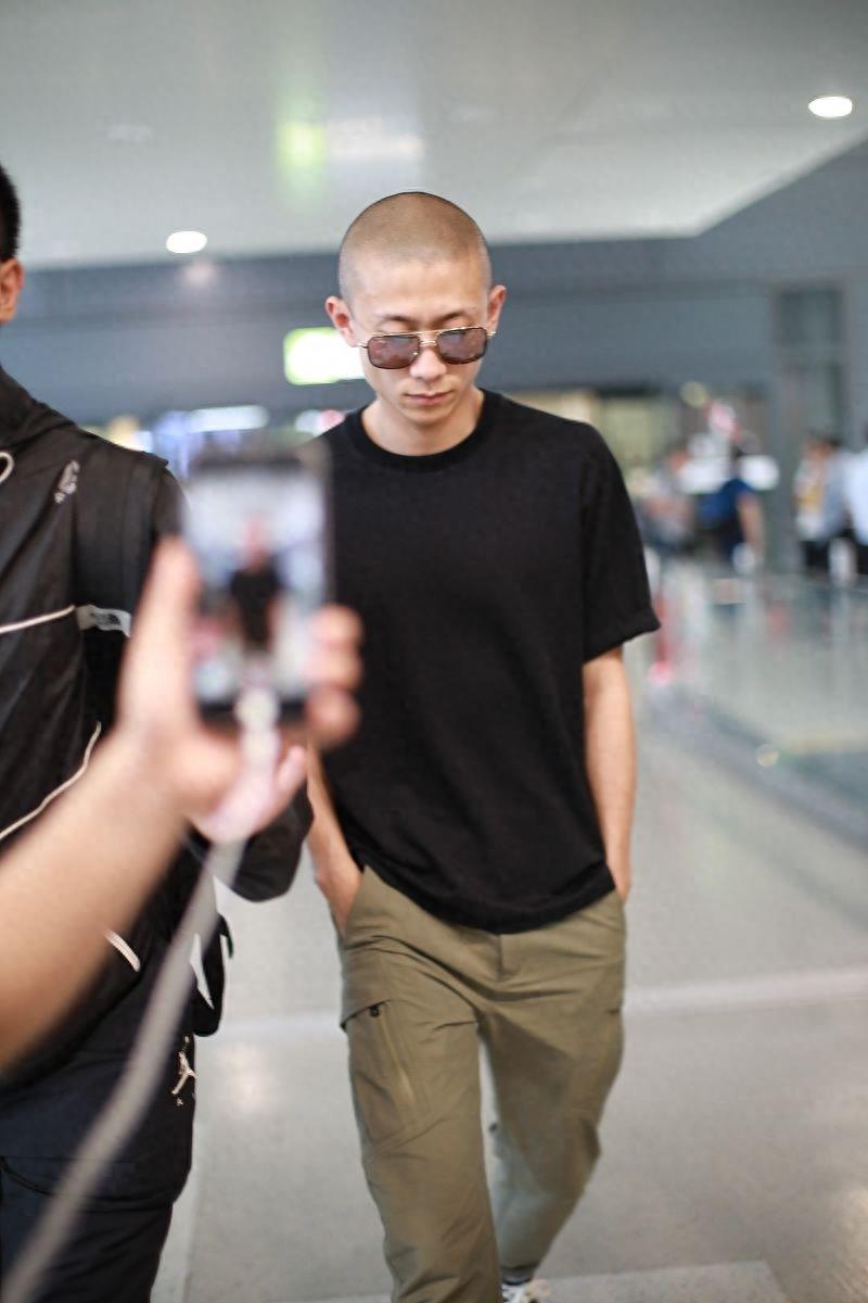 张一山寸头造型戴墨镜痞帅十足,单手插兜走路十分痞帅