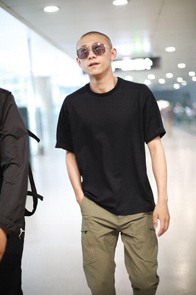 张一山寸头造型戴墨镜痞帅十足,单手插兜走路十分痞帅