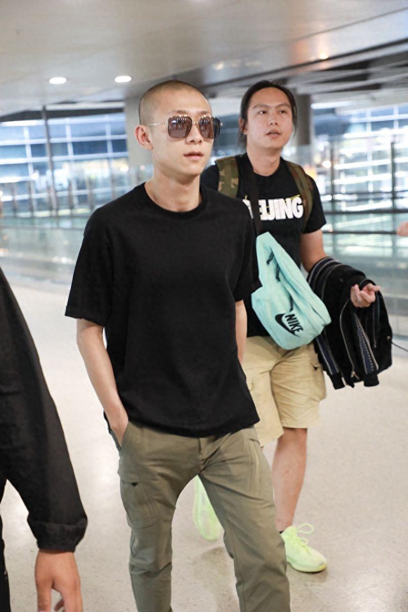 张一山寸头造型戴墨镜痞帅十足,单手插兜走路十分痞帅