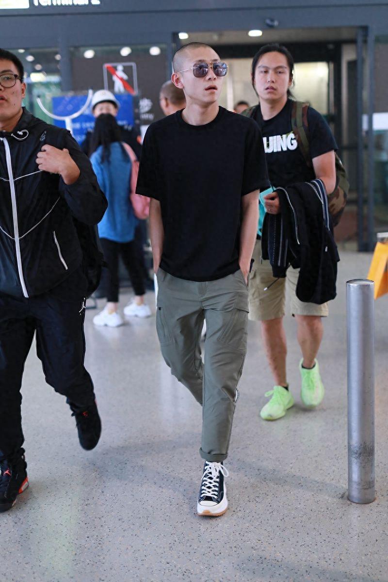 张一山寸头造型戴墨镜痞帅十足,单手插兜走路十分痞帅
