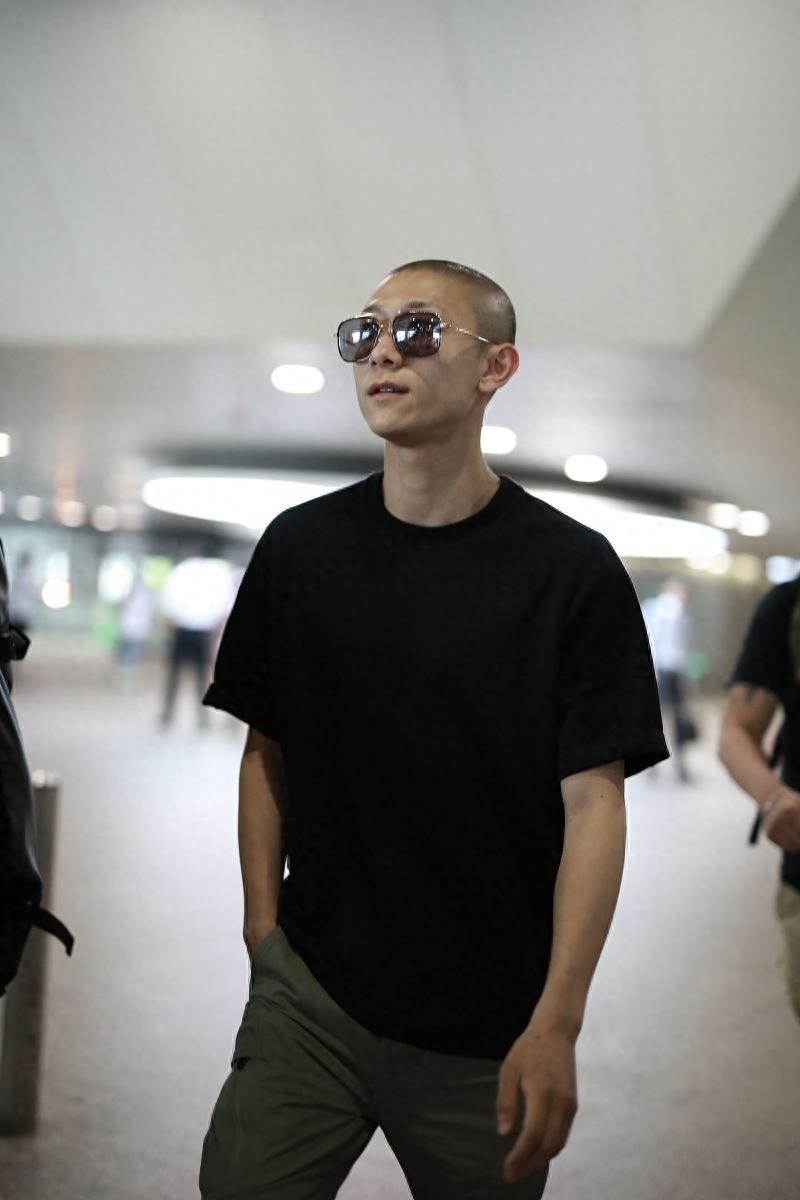 张一山寸头造型戴墨镜痞帅十足,单手插兜走路十分痞帅