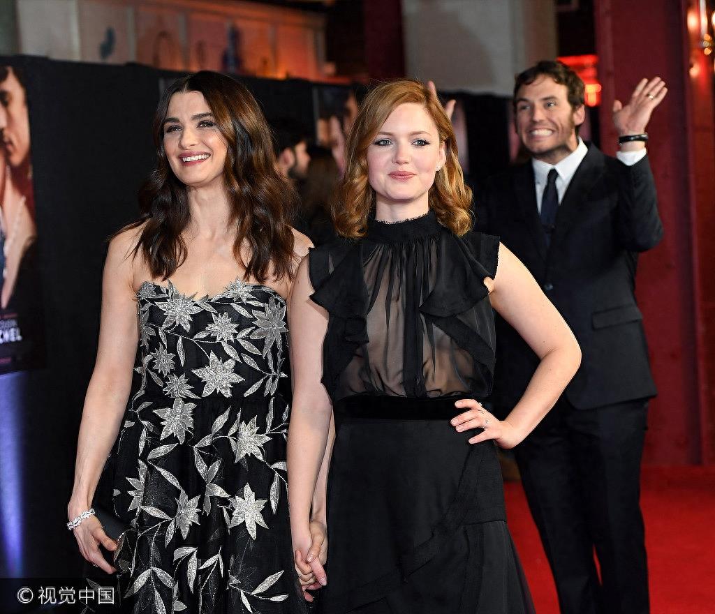 《浮生梦》改编电影首映英国男神Sam Claflin一拖二美 蕾切尔-薇姿花裙摇曳