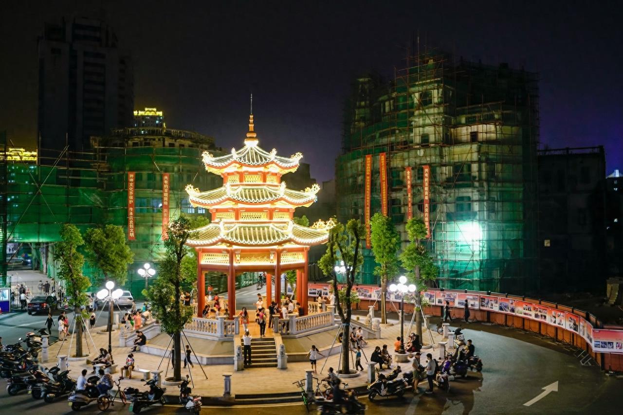 中山路步行街位于芜湖市中部偏西,是条具有综合功能的大型商业街