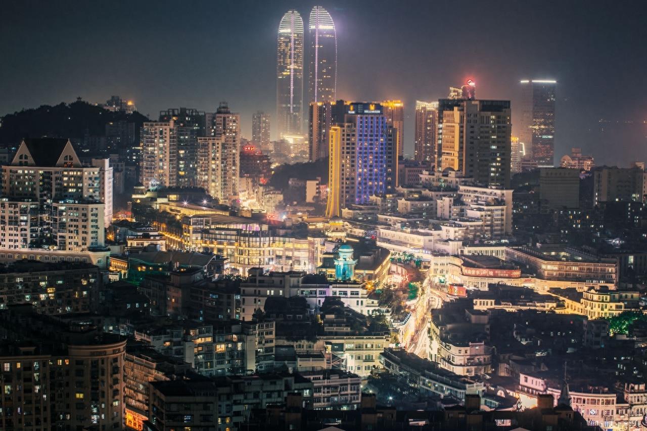 中山路步行街位于芜湖市中部偏西,是条具有综合功能的大型商业街