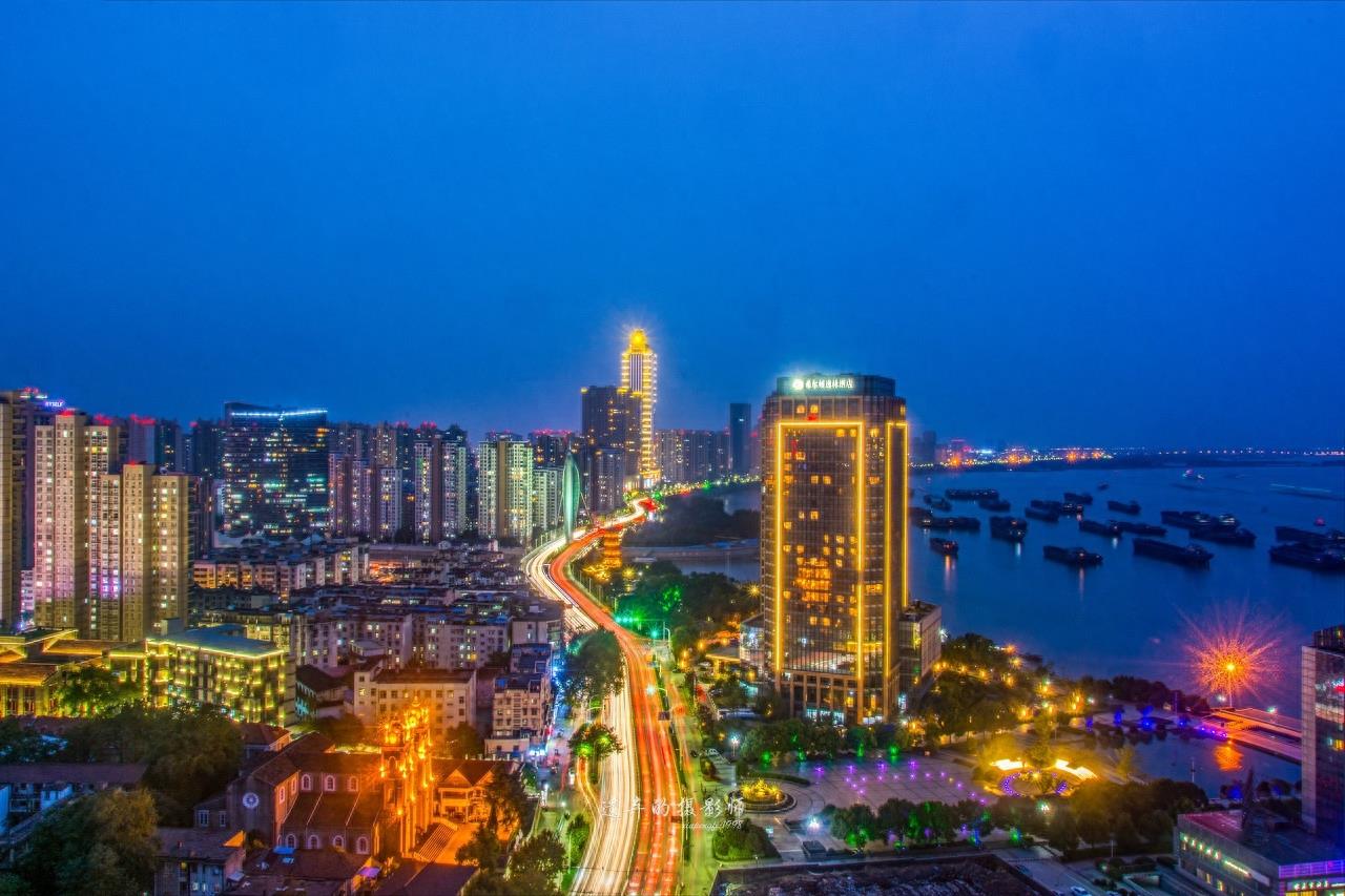 中山路步行街位于芜湖市中部偏西,是条具有综合功能的大型商业街