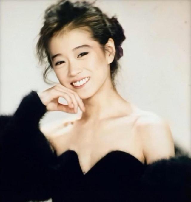 曾经日本轰动一时的女星,连张国荣都曾倾慕,却被渣男毁了一生