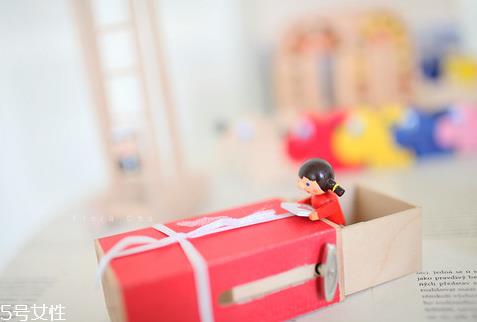 西女一个西女你的嘴巴和手很白是什么意思?