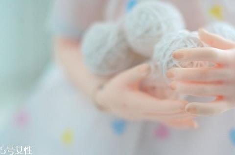 西女一个西女你的嘴巴和手很白是什么意思?