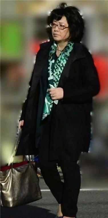 山口百惠离60岁大寿还剩9天,近照身材发福臃肿,却和丈夫很恩爱