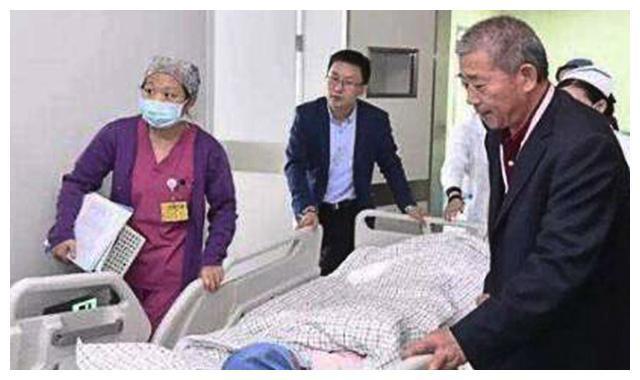 67岁产妇丈夫回应质疑,每月退休金1万多,不会拖累子女