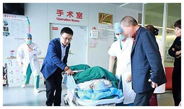 67岁产妇丈夫回应质疑,每月退休金1万多,不会拖累子女