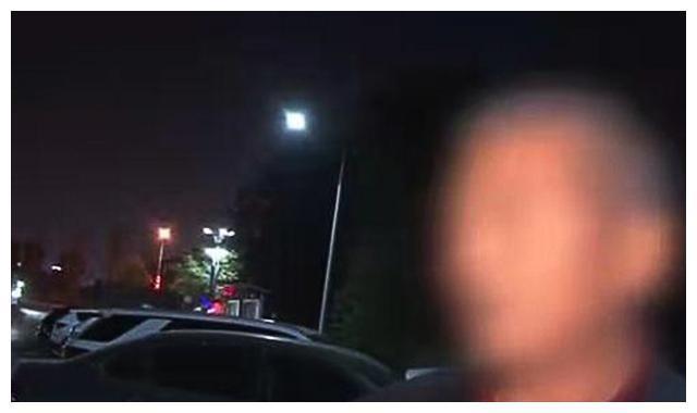 67岁产妇丈夫回应质疑,每月退休金1万多,不会拖累子女