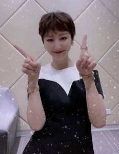 李好老婆晓敏穿紧身裙热舞，扭腰大秀好身材，满手首饰贵气十足