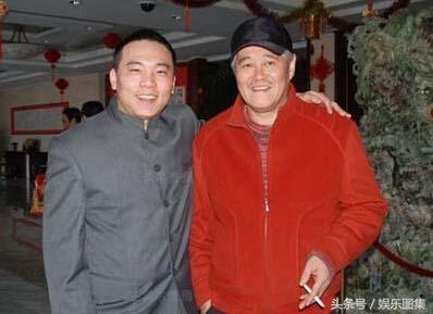 31岁田娃近照,三次偶遇赵本山拜师成功,老婆低调美丽太幸福
