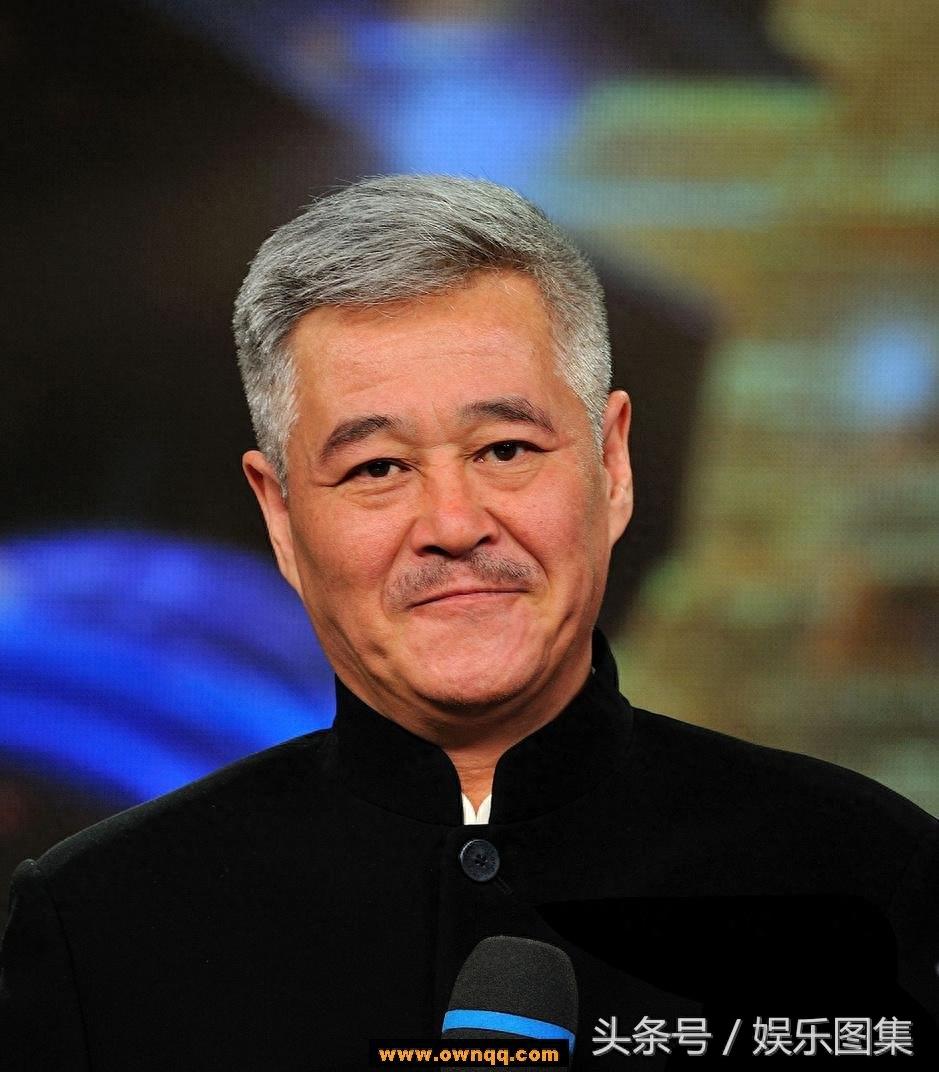 31岁田娃近照,三次偶遇赵本山拜师成功,老婆低调美丽太幸福