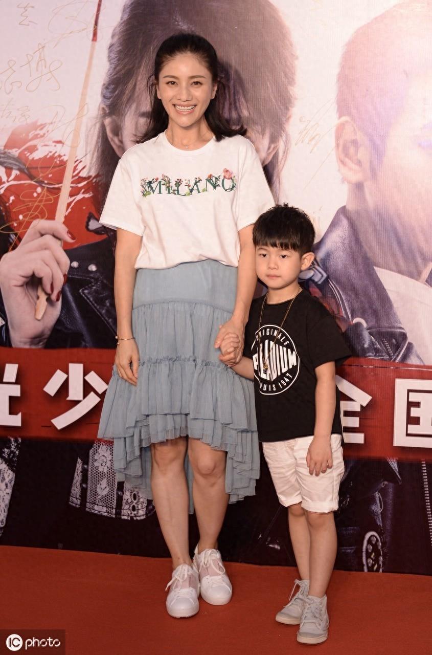 沙溢的老婆胡可贤惠可爱,圈内模范夫妻,胡可如今43岁仍不见苍老