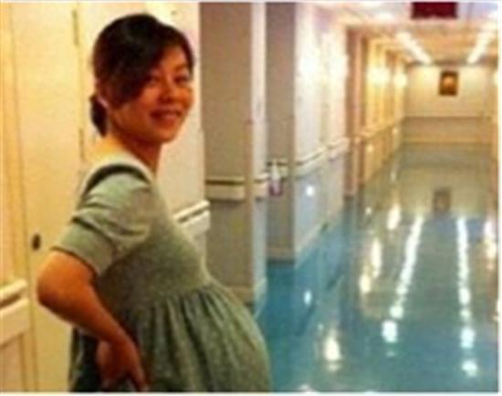 黄渤老婆长得比黄渤还黄渤，一看就是一家人，脸上到底是啥？