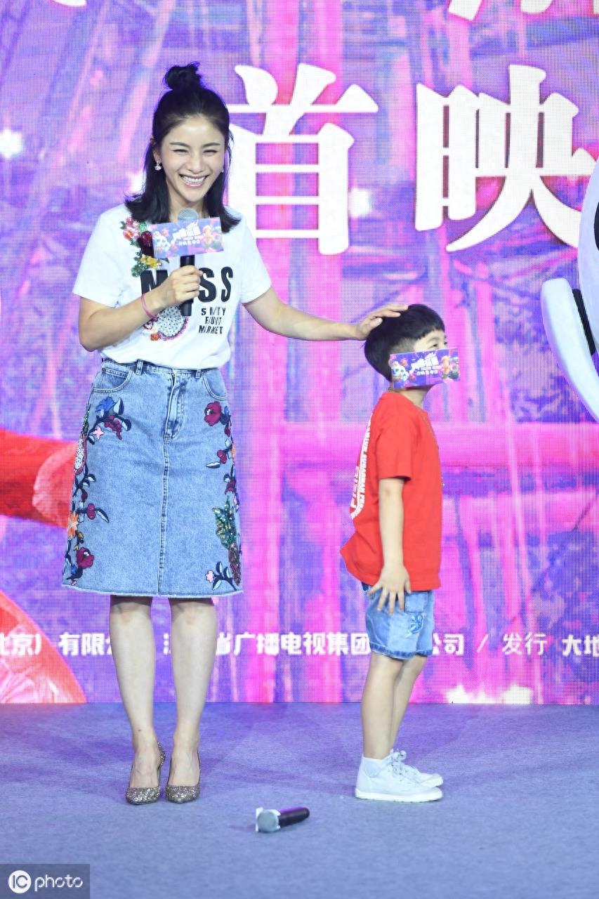 沙溢的老婆胡可,两个宝贝儿子超可爱,真是人生赢家