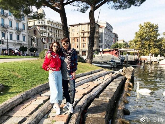 张丹峰和老婆洪欣瑞士过二人世界,俊男美女秀恩爱实在太养眼了!