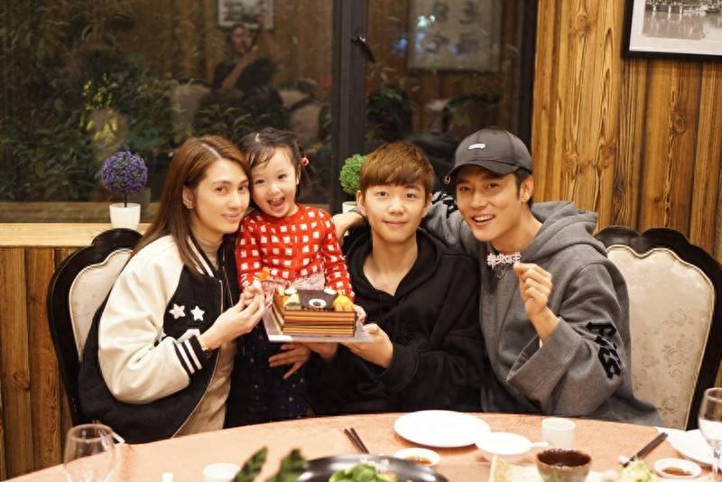 张丹峰和老婆洪欣瑞士过二人世界,俊男美女秀恩爱实在太养眼了!