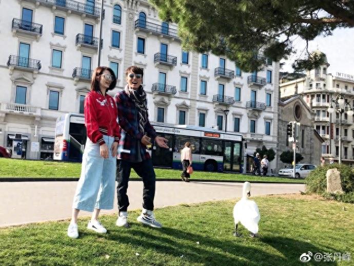 张丹峰和老婆洪欣瑞士过二人世界,俊男美女秀恩爱实在太养眼了!