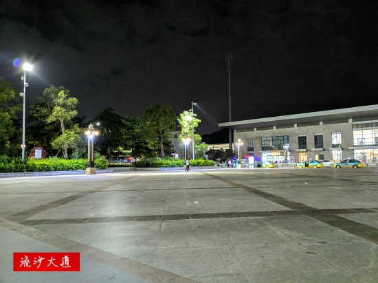 夜幕下的广东普宁站 厦深铁路沿线最繁忙的高铁站之一