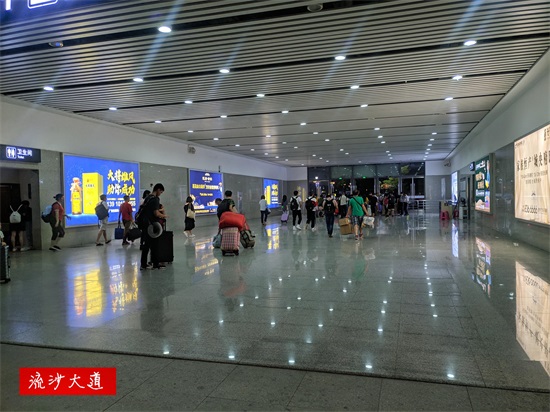 夜幕下的广东普宁站 厦深铁路沿线最繁忙的高铁站之一