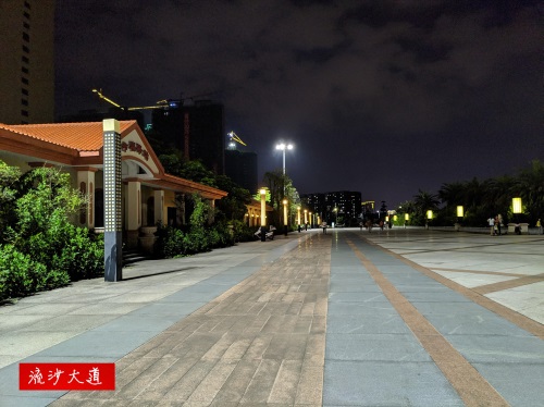 夜幕下的广东普宁站 厦深铁路沿线最繁忙的高铁站之一