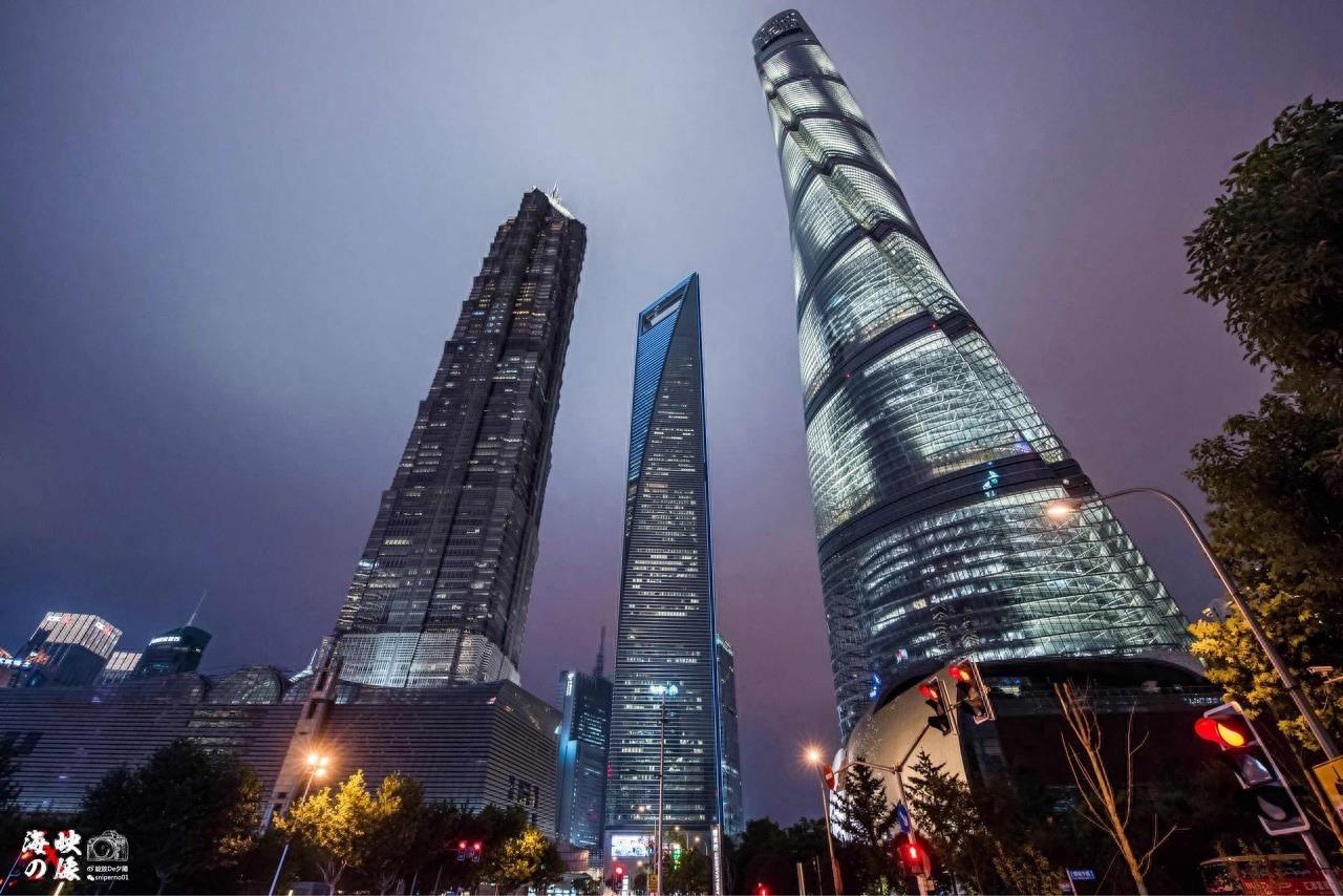 金茂大厦第88层观光厅,高度为340.1米,是目前国内最大的观光厅