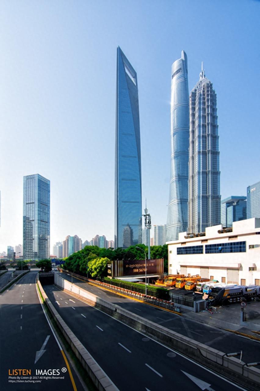 金茂大厦第88层观光厅,高度为340.1米,是目前国内最大的观光厅