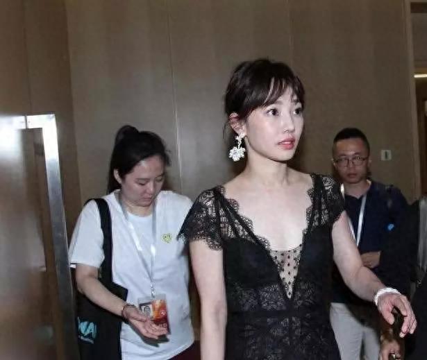 白百何出席活动现场,薄纱裙太透惹争议,网友:离婚了就是不一样