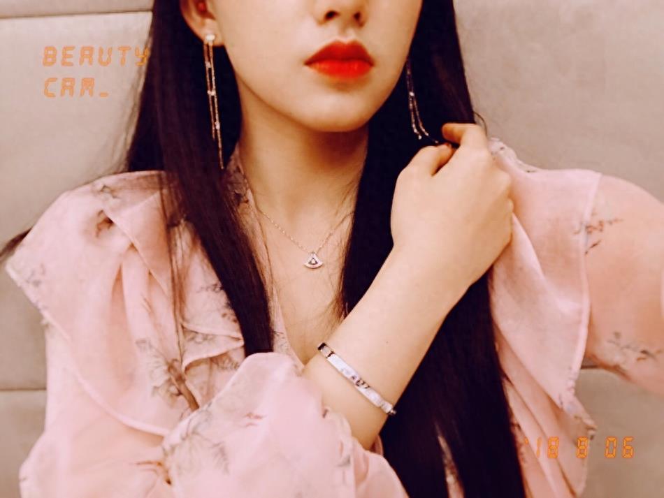 程潇微博晒自拍照,唇红齿白,妆容精致,大眼睛似娃娃