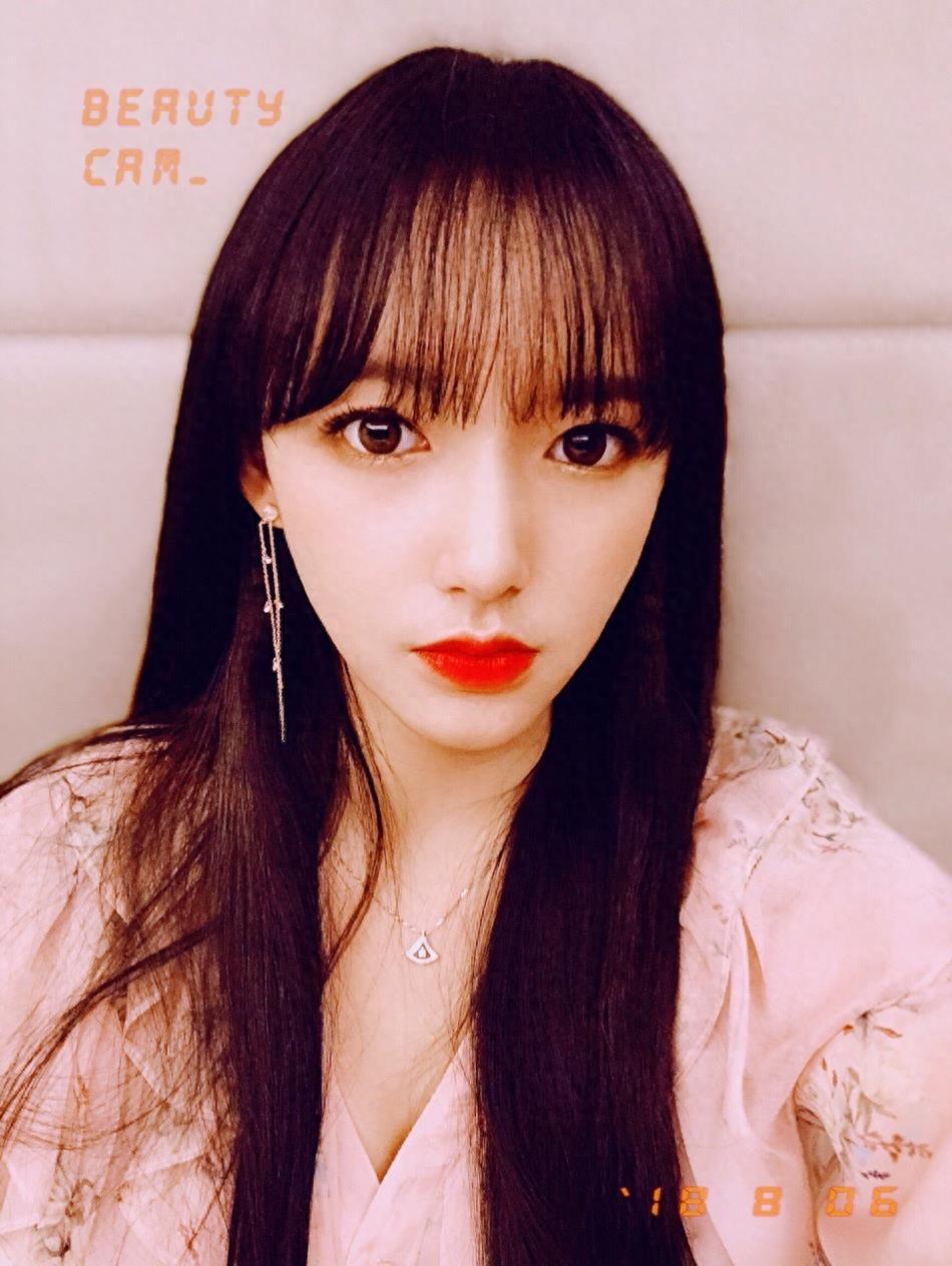 程潇微博晒自拍照,唇红齿白,妆容精致,大眼睛似娃娃