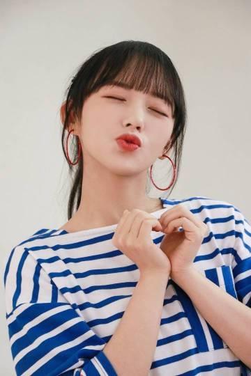 程潇微博晒自拍照,唇红齿白,妆容精致,大眼睛似娃娃