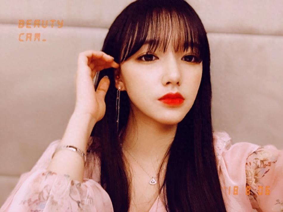 程潇微博晒自拍照,唇红齿白,妆容精致,大眼睛似娃娃