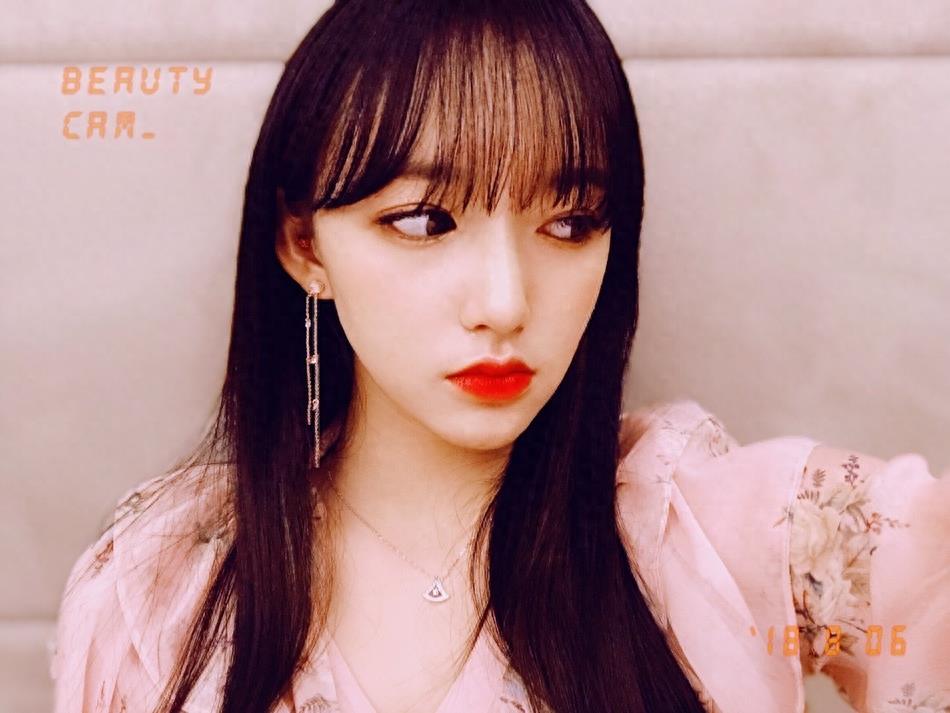 程潇微博晒自拍照,唇红齿白,妆容精致,大眼睛似娃娃