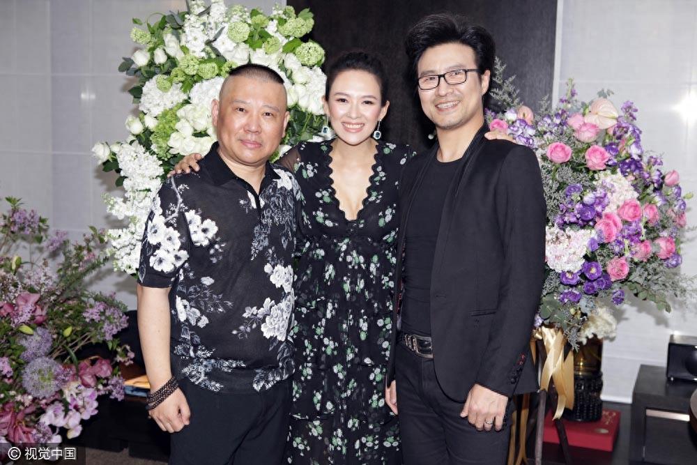 章子怡揭秘女儿名字由来 紧搂继女熙熙一家四口温馨有爱