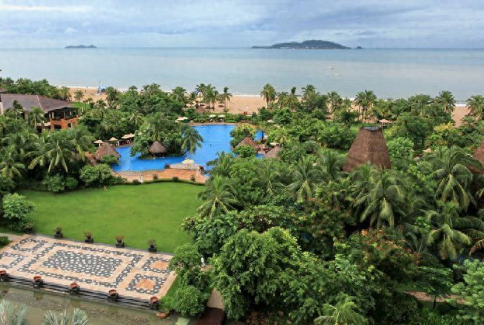 海南热带海洋世界，是中国第一个以热带和海洋为主题的大型公园