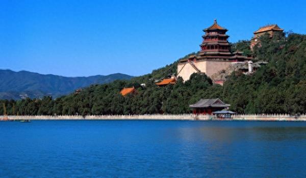 海南热带海洋世界，是中国第一个以热带和海洋为主题的大型公园