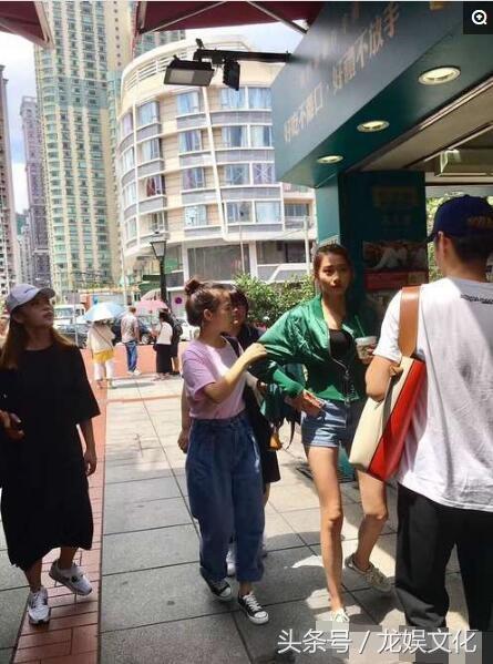 你给关晓彤的腿打多少分？网友：大海啊全是水，关晓彤啊全是腿！